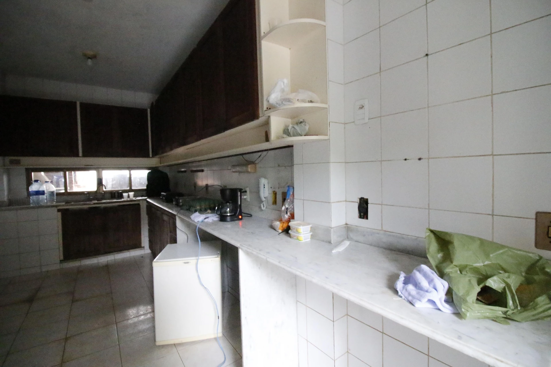 500 m² house with floor-to-ceiling windows and a bathtub — photo 2