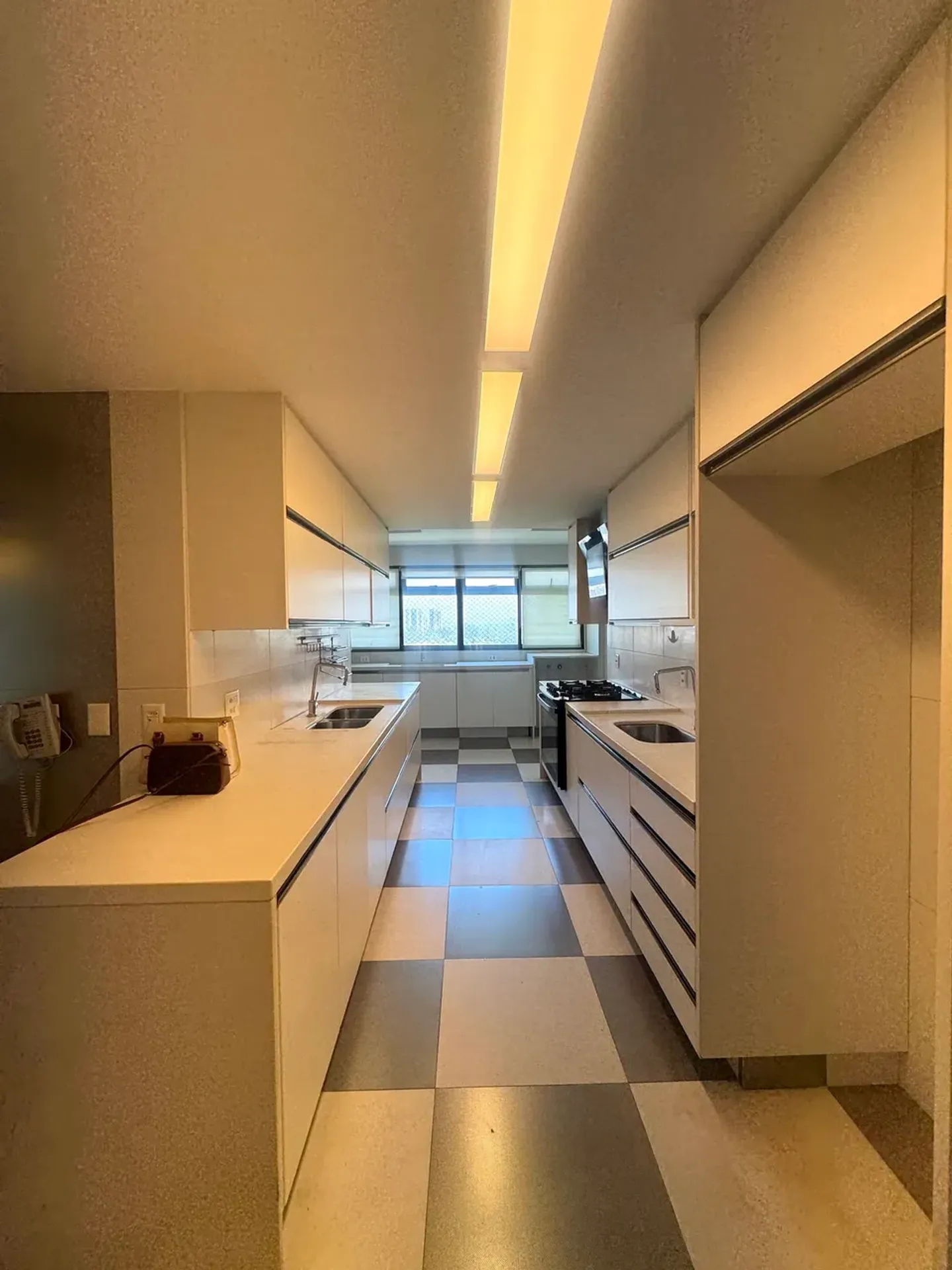 335 m² apartment with a glass-enclosed balcony and a jacuzzi — photo 21
