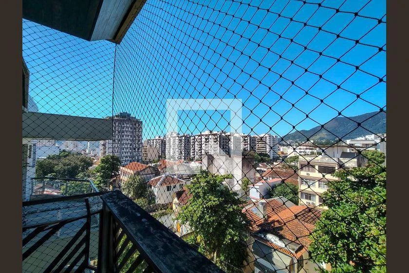 Glass-enclosed balcony in a 3-bedroom apartment, 107 m² — photo 5