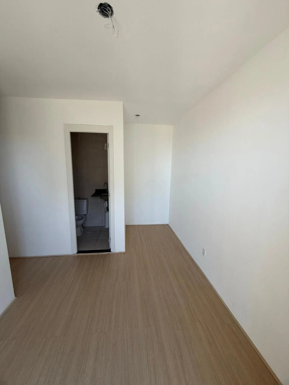 Невеликий безмеблевий апартамент з 3 кімнатами та басейном — photo 6
