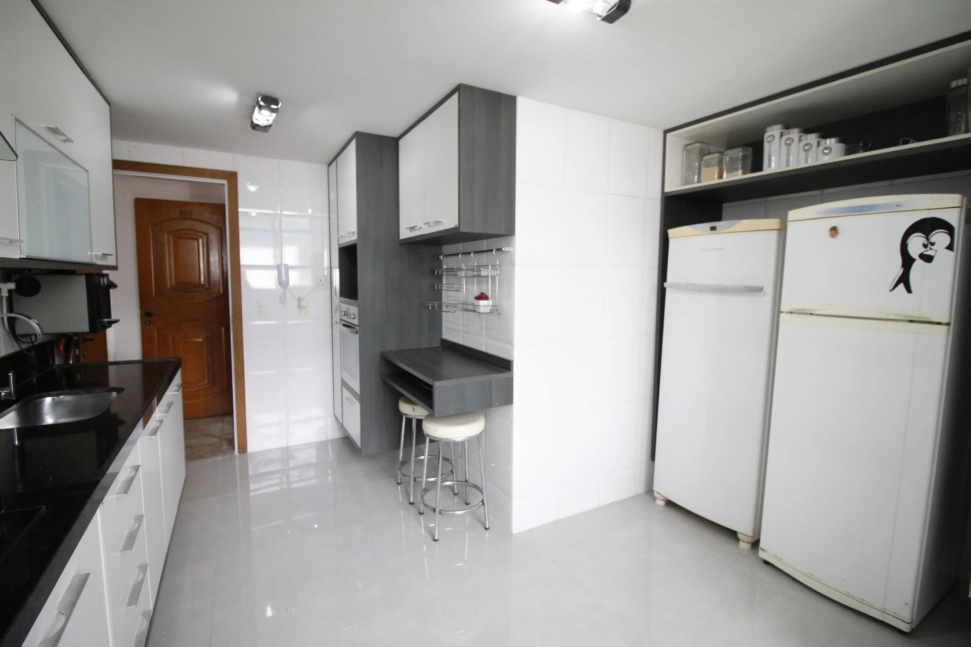 Balcony with a grill in a 4-bedroom apartment, 172 m² — photo 41