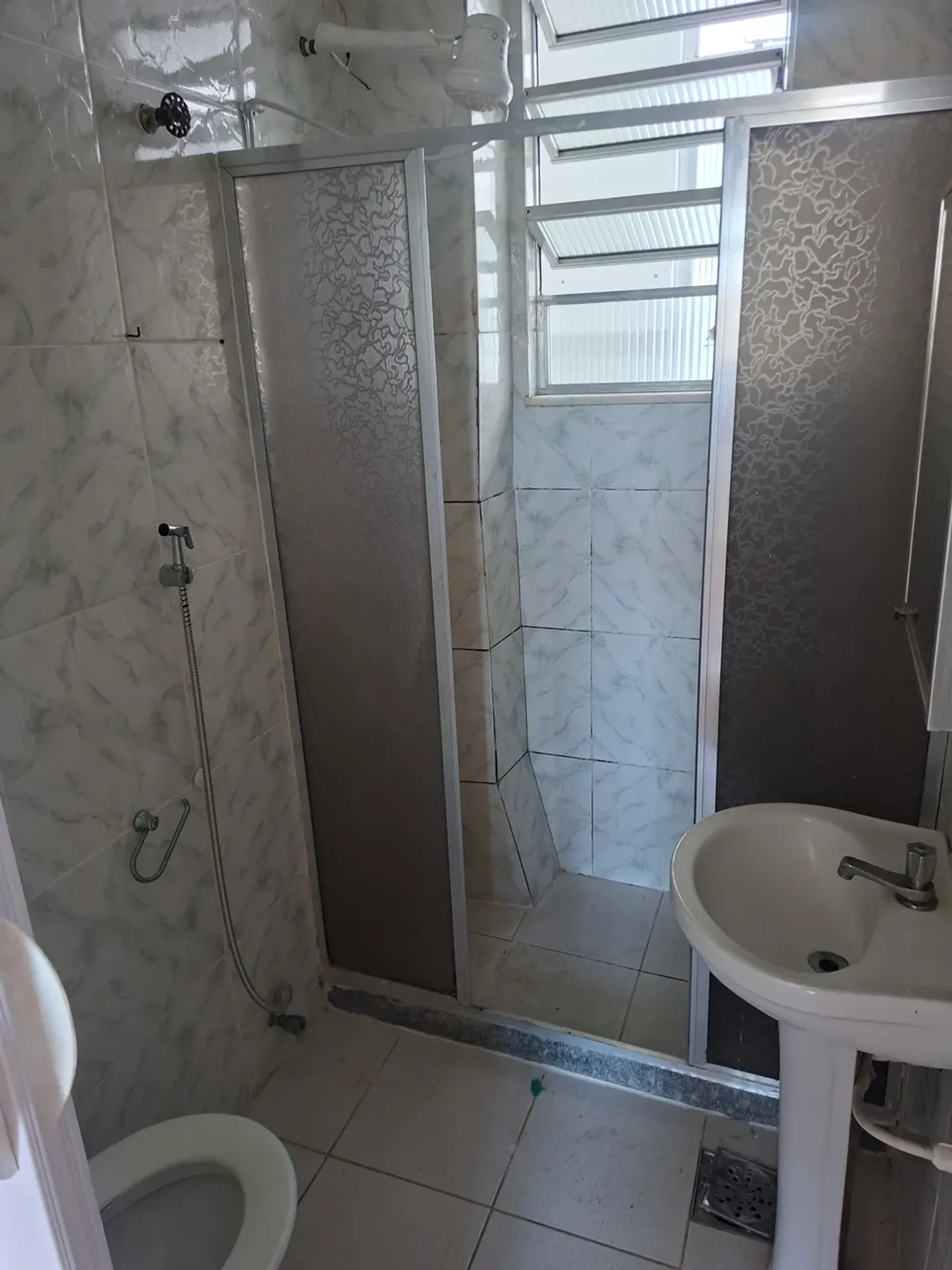 2-bedroom apartment with wood or laminate floors — photo 5