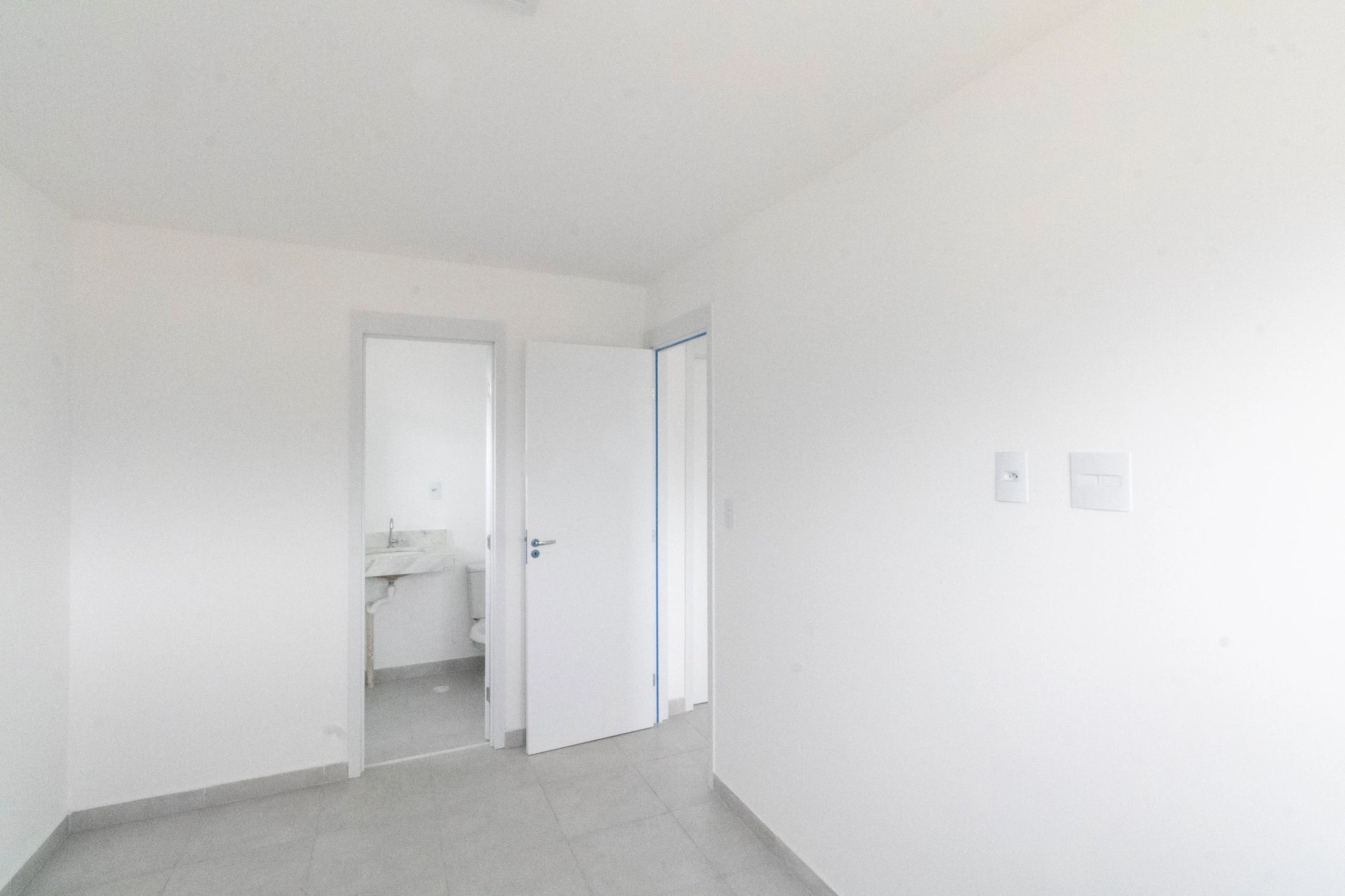 2-bedroom apartment in a building with a gym — photo 37