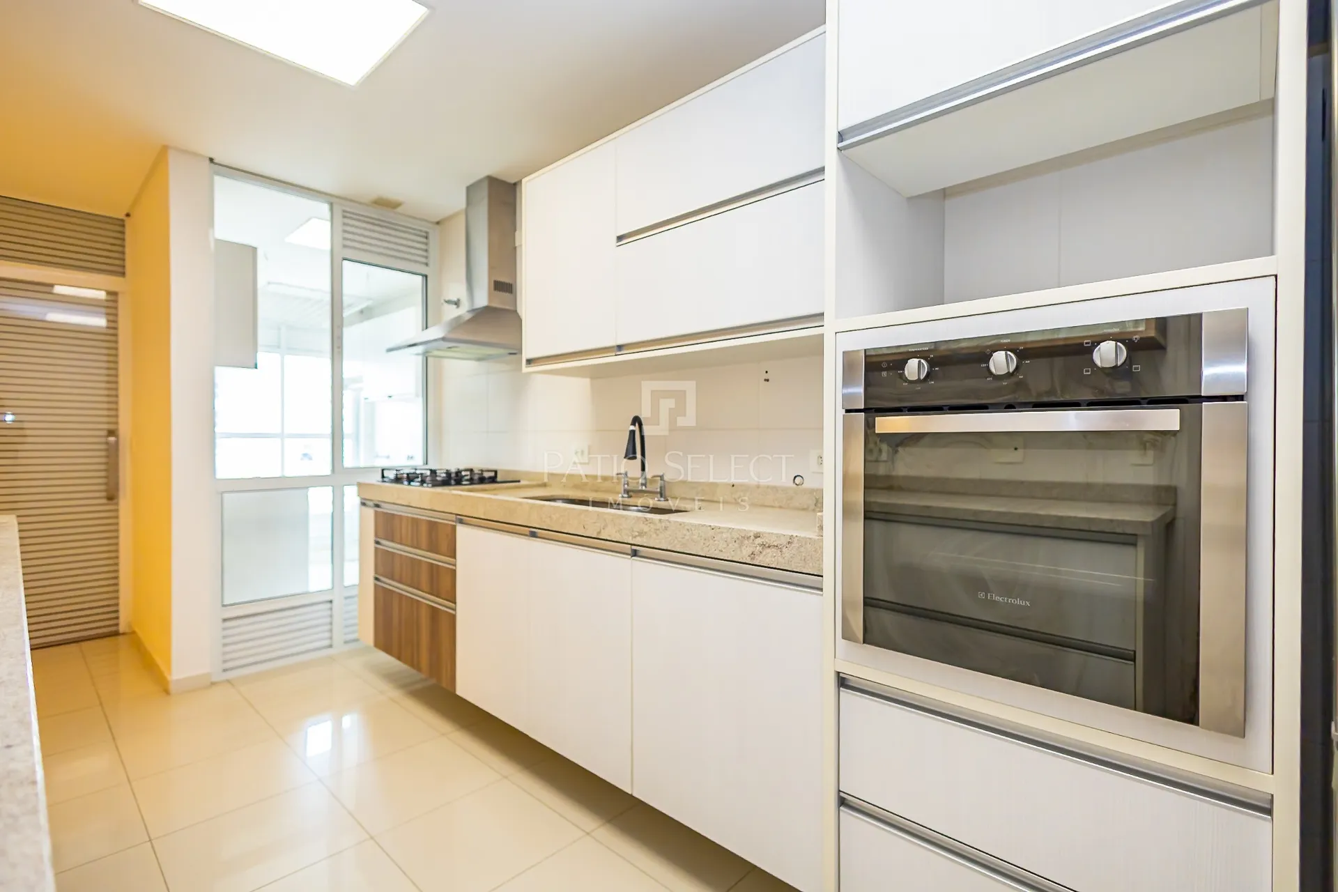 4-bedroom apartment with a fireplace — photo 7