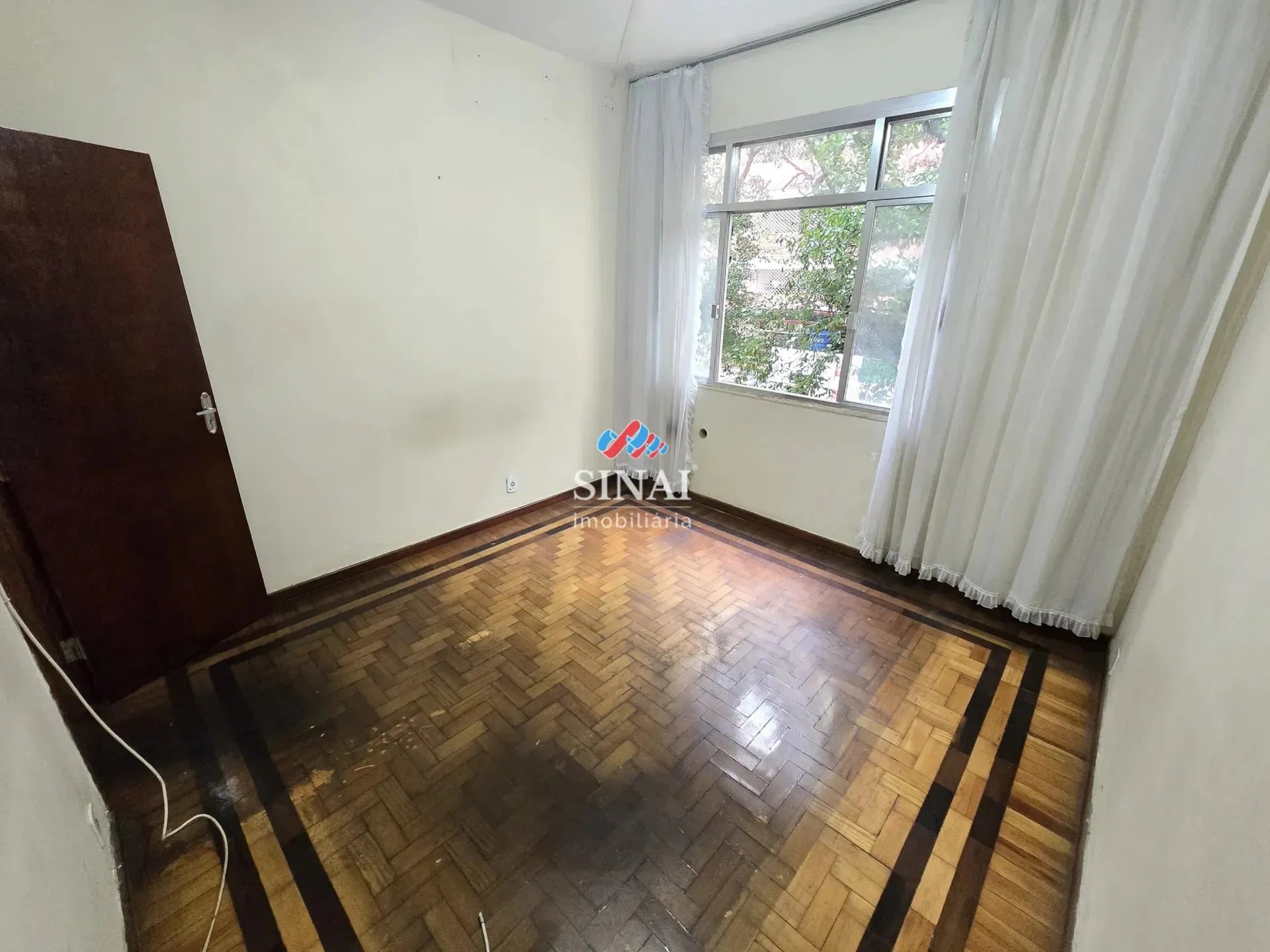 2-bedroom apartment with wood or laminate floors — photo 13