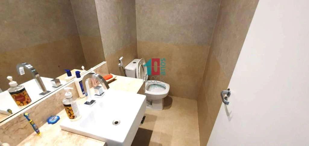 Condominium house with 4 suites and a home office desk — photo 20