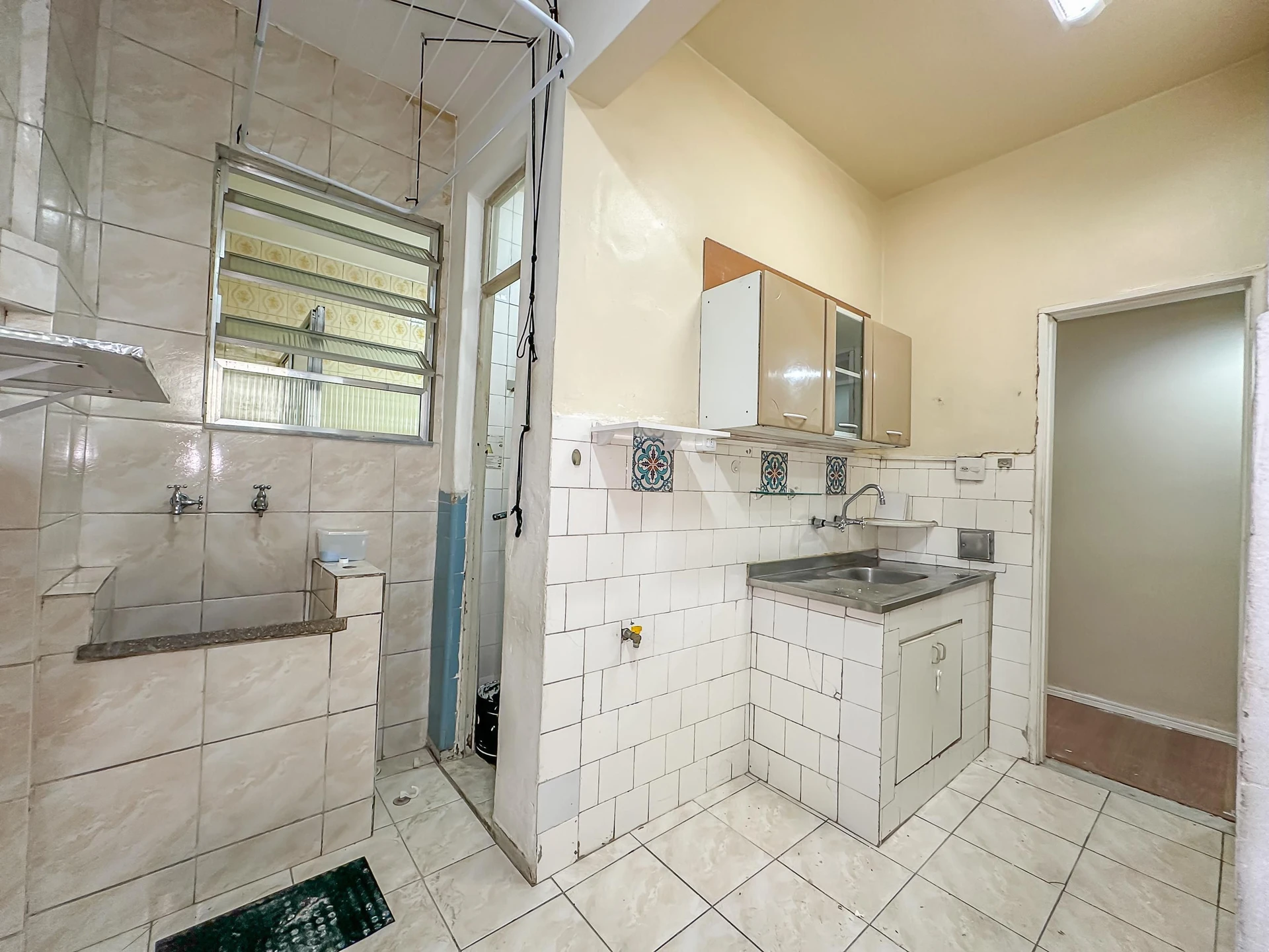 Wood or laminate floors in a one-bedroom apartment, 62 m² — photo 8