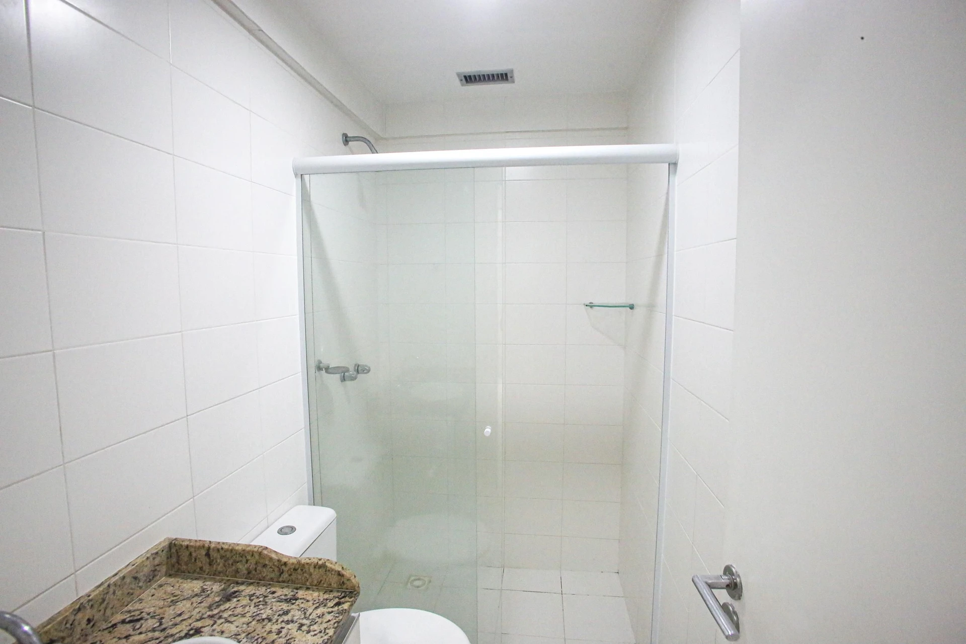 Balcony with a grill in a 2-bedroom apartment, 60 m² — photo 19