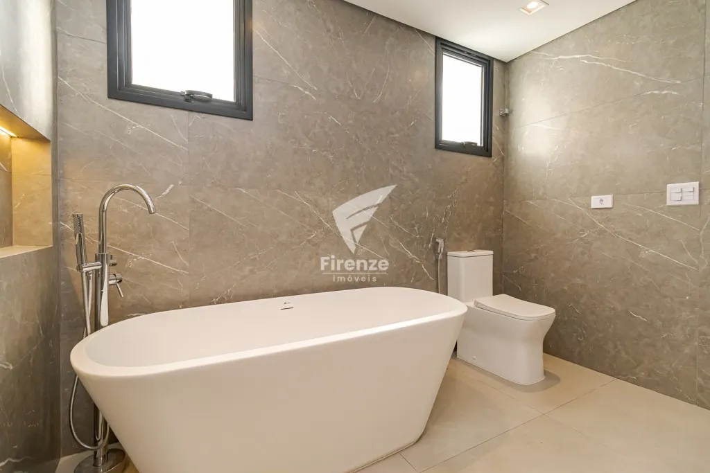 Furnished house with 4 bedrooms and 320 m² — photo 3