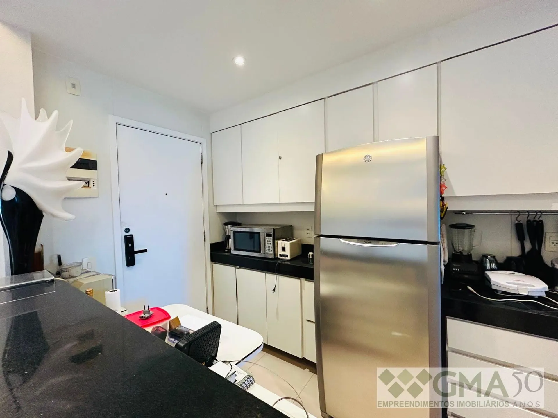 Furnished 1-bedroom apartment with open-plan kitchen — photo 27