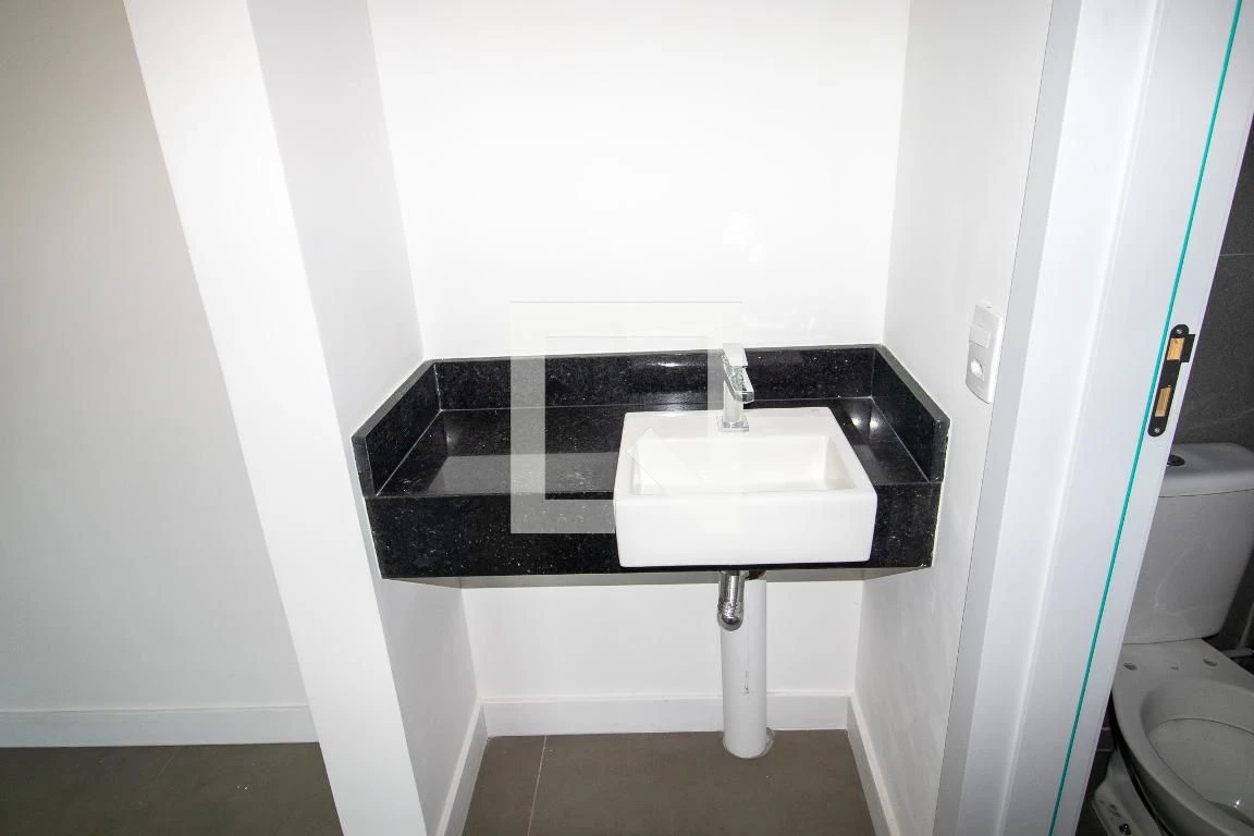 One-bedroom apartment in a building with a gym — photo 9