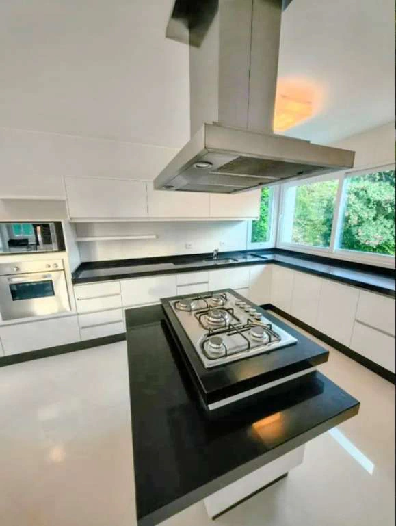 Casa com 5 quartos e 5 banheiros, 400 m² e 2 vagas