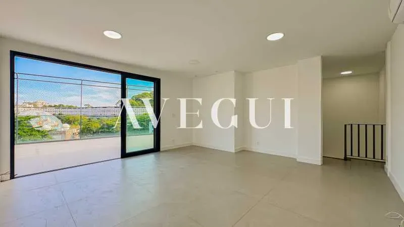 3-bedroom apartment in a building with a pool — photo 3