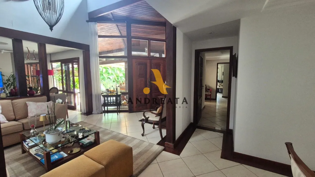 Casa de 307 m² com janelas do piso ao teto e banheira — photo 44