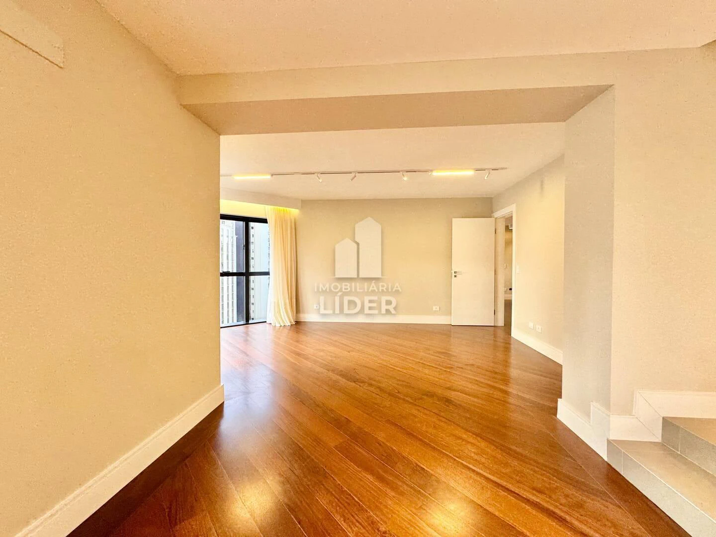 Apartment with 4 bedrooms and 3 parking spots, balcony — photo 3