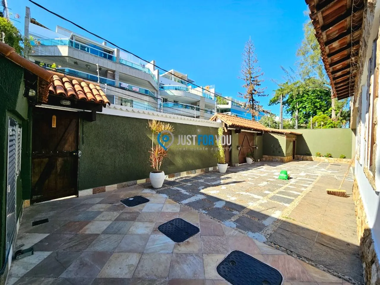 Casa con 4 dormitorios y cocina cerrada con cocina a gas