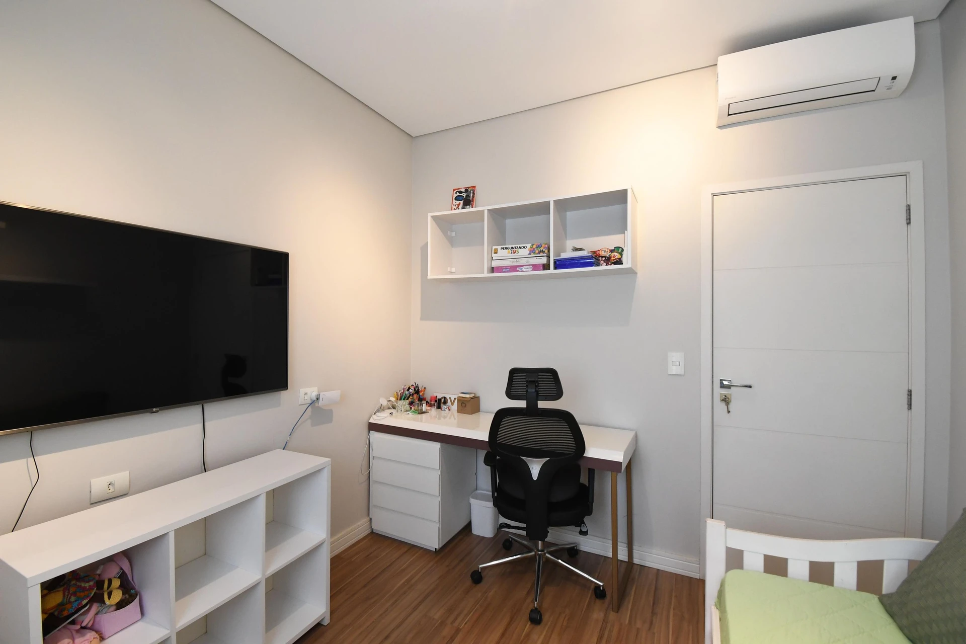 4-bedroom apartment with a dishwasher in Curitiba — photo 40