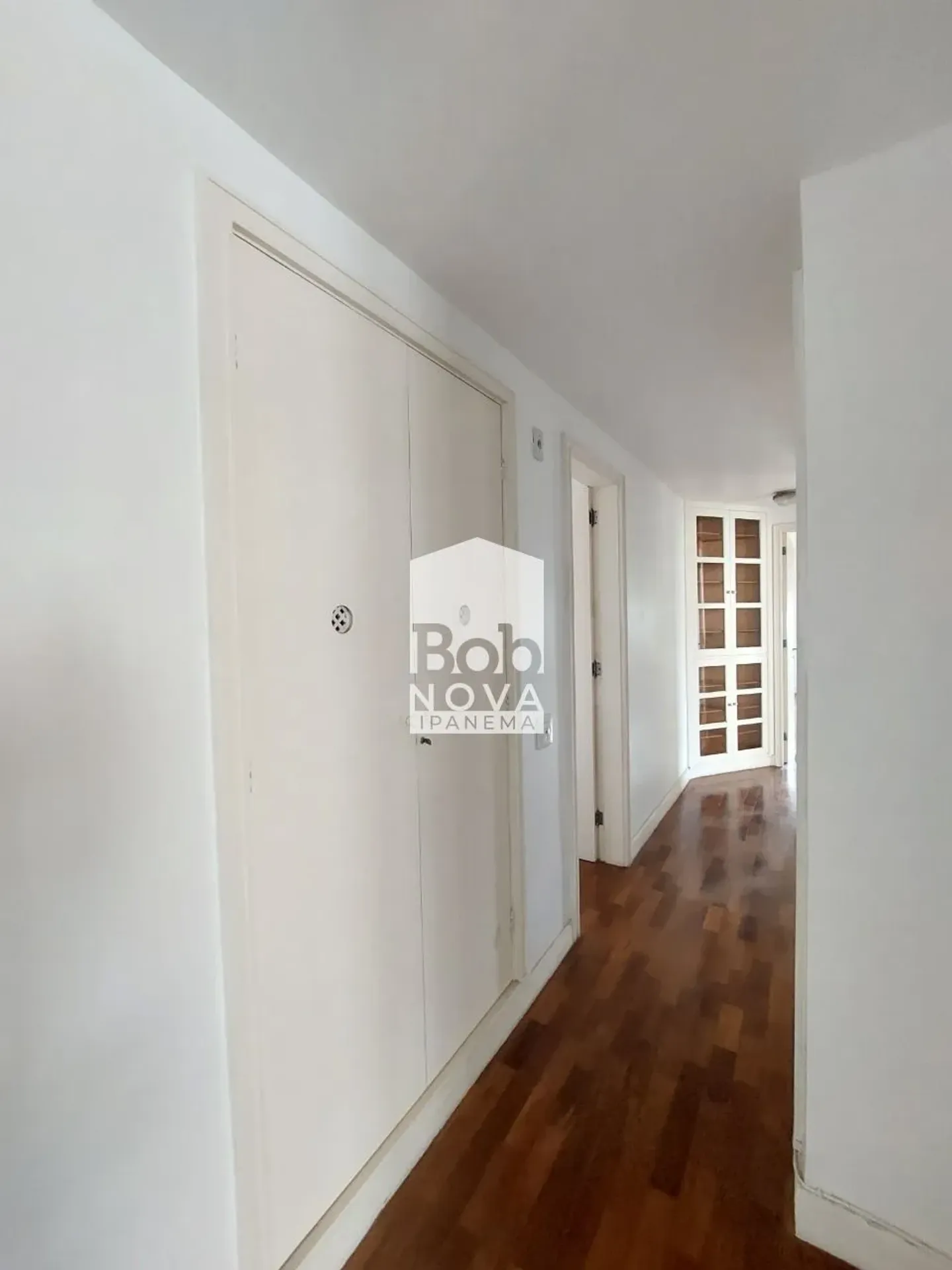 Unfurnished 161 m² apartment with a closed kitchen — photo 38