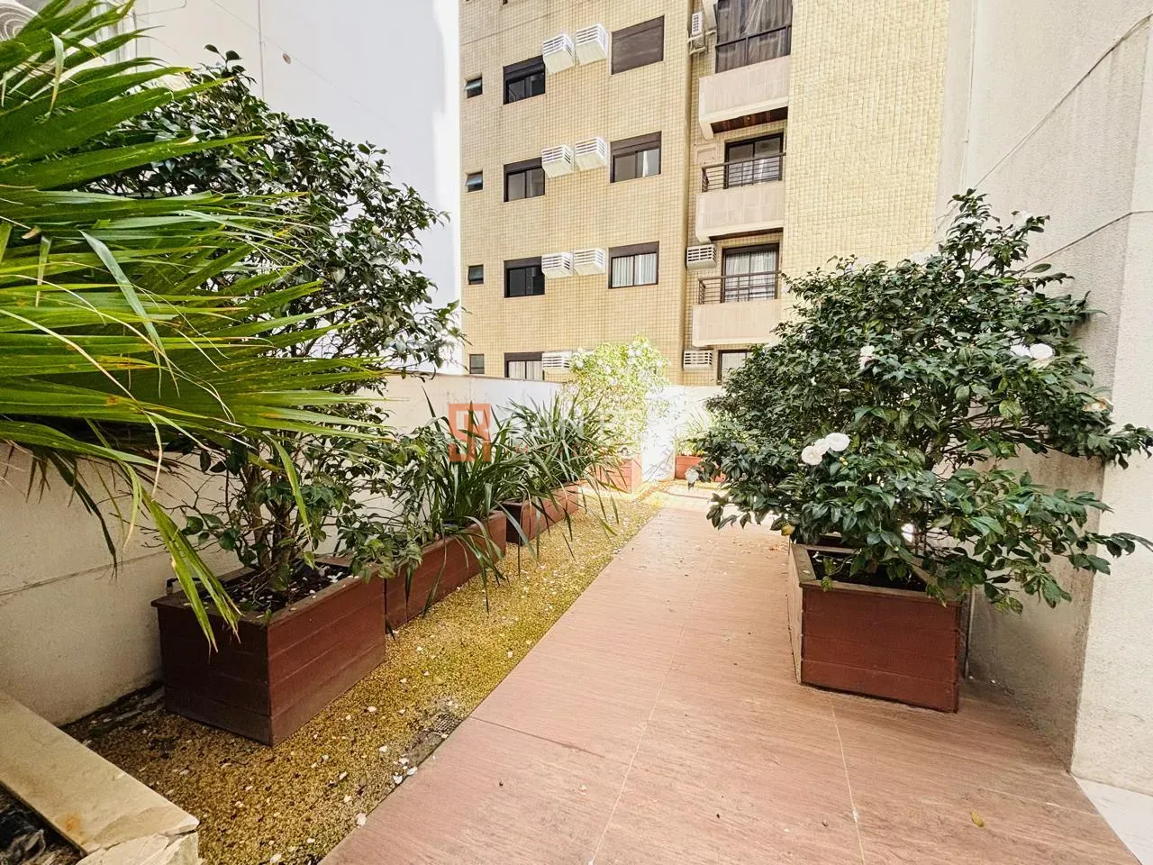 Garden apartment with 3 en-suite bedrooms and 241 m² — photo 29