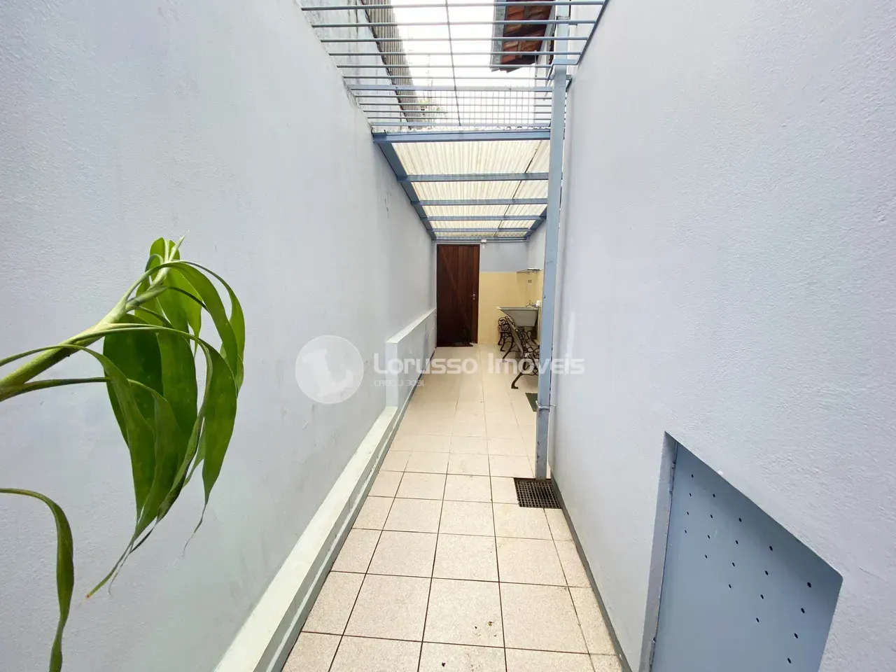 Bathtub in a 3-bedroom house, 190 m² — photo 17