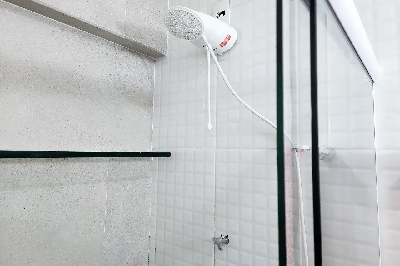 One-bedroom apartment with a washing machine — photo 15