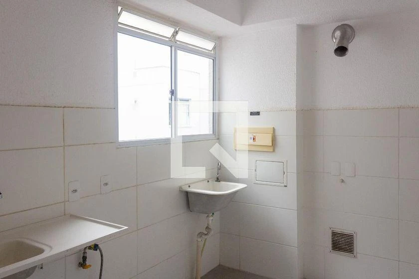 Apartamento de 2 quartos em condomínio com piscina