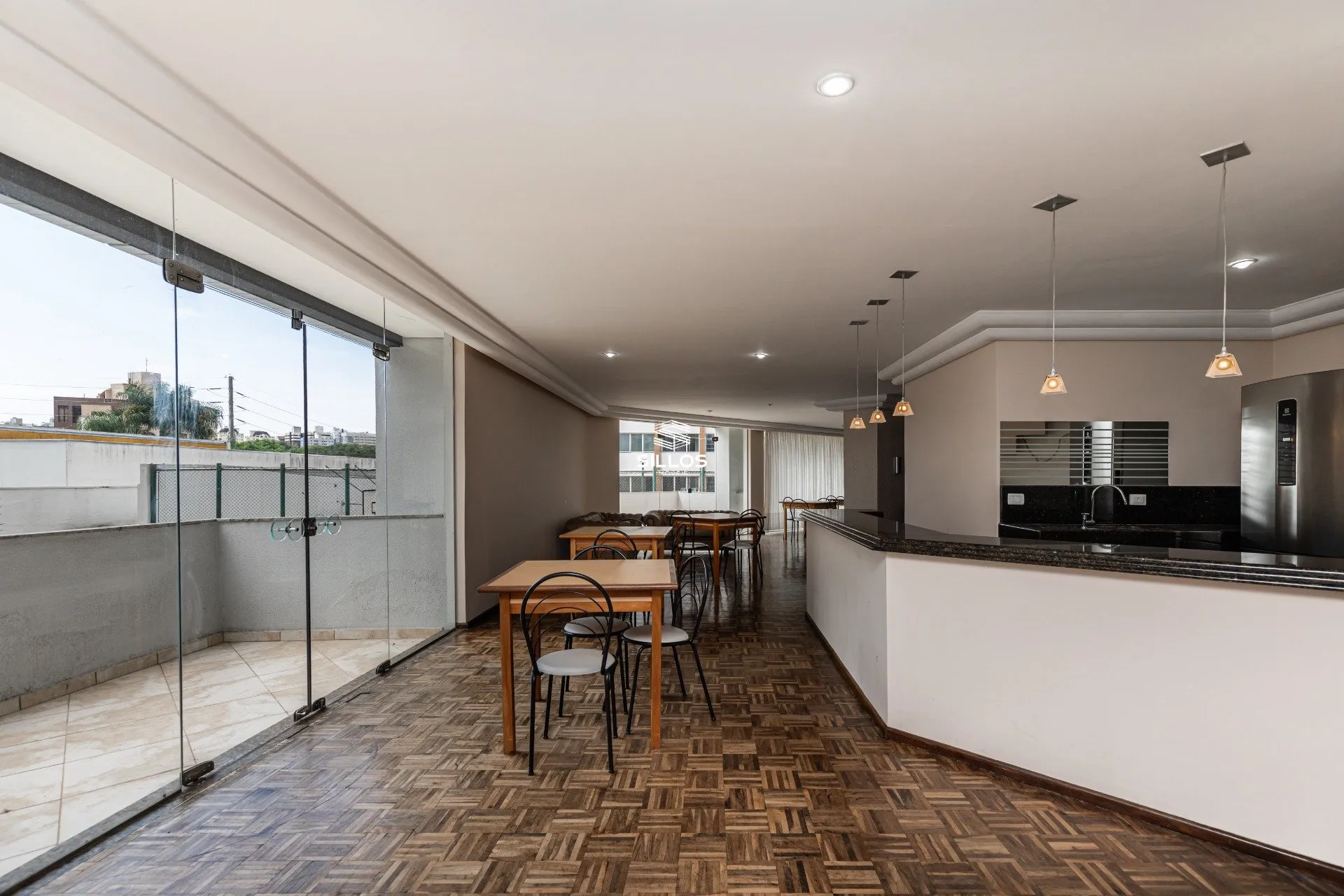 121 m² apartment with a glass-enclosed balcony and a bathtub — photo 35