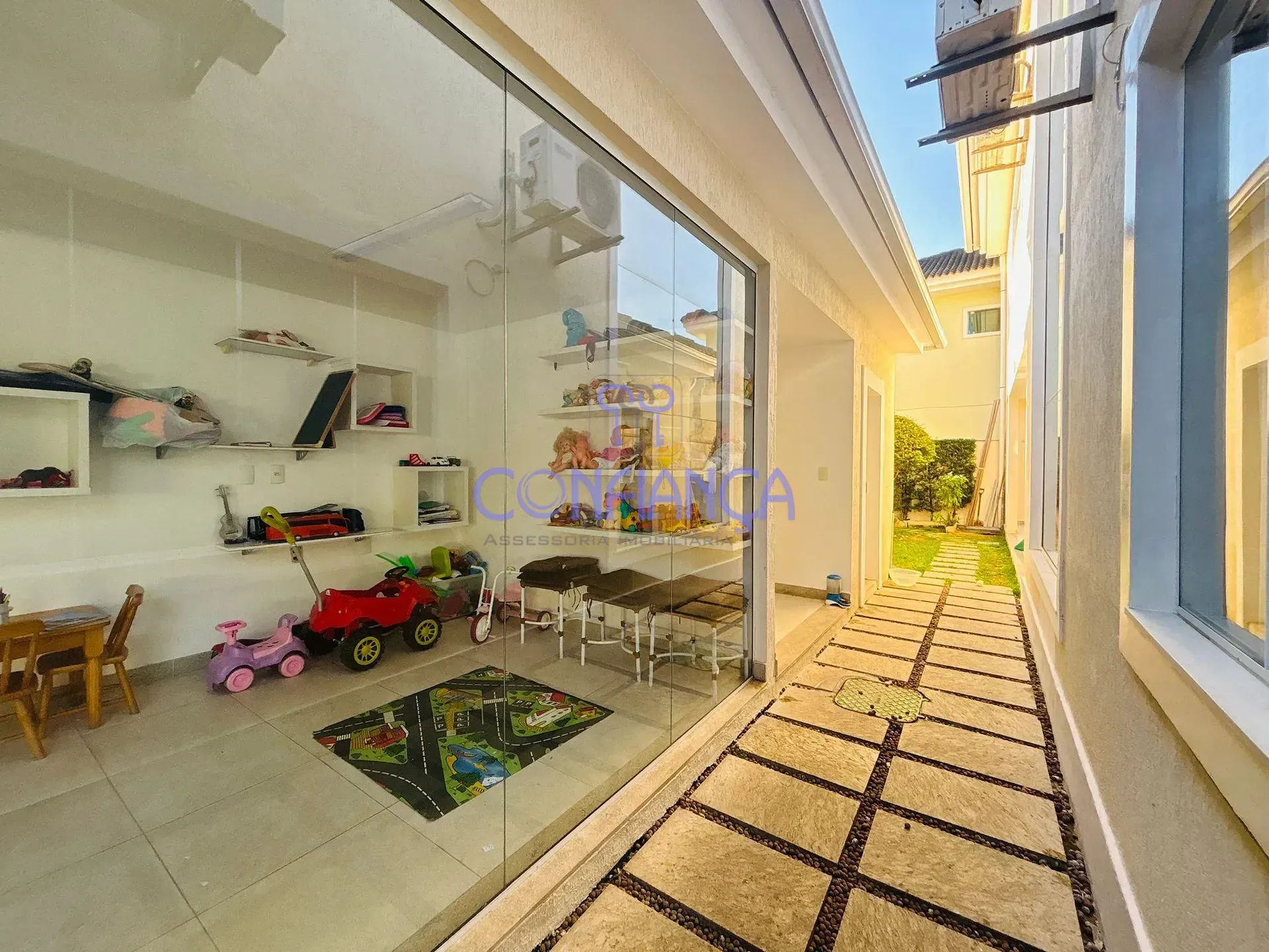 House with 4 en-suite bedrooms and 6 bathrooms — photo 29