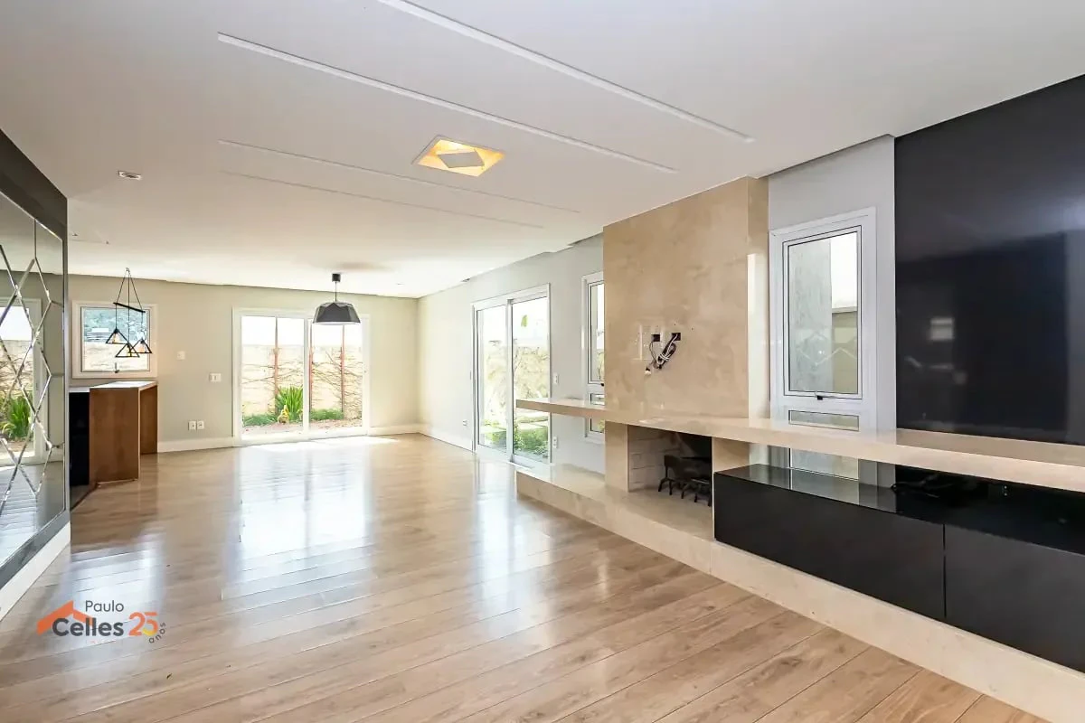 Furnished house, 275 m², with a glass-enclosed balcony — photo 4