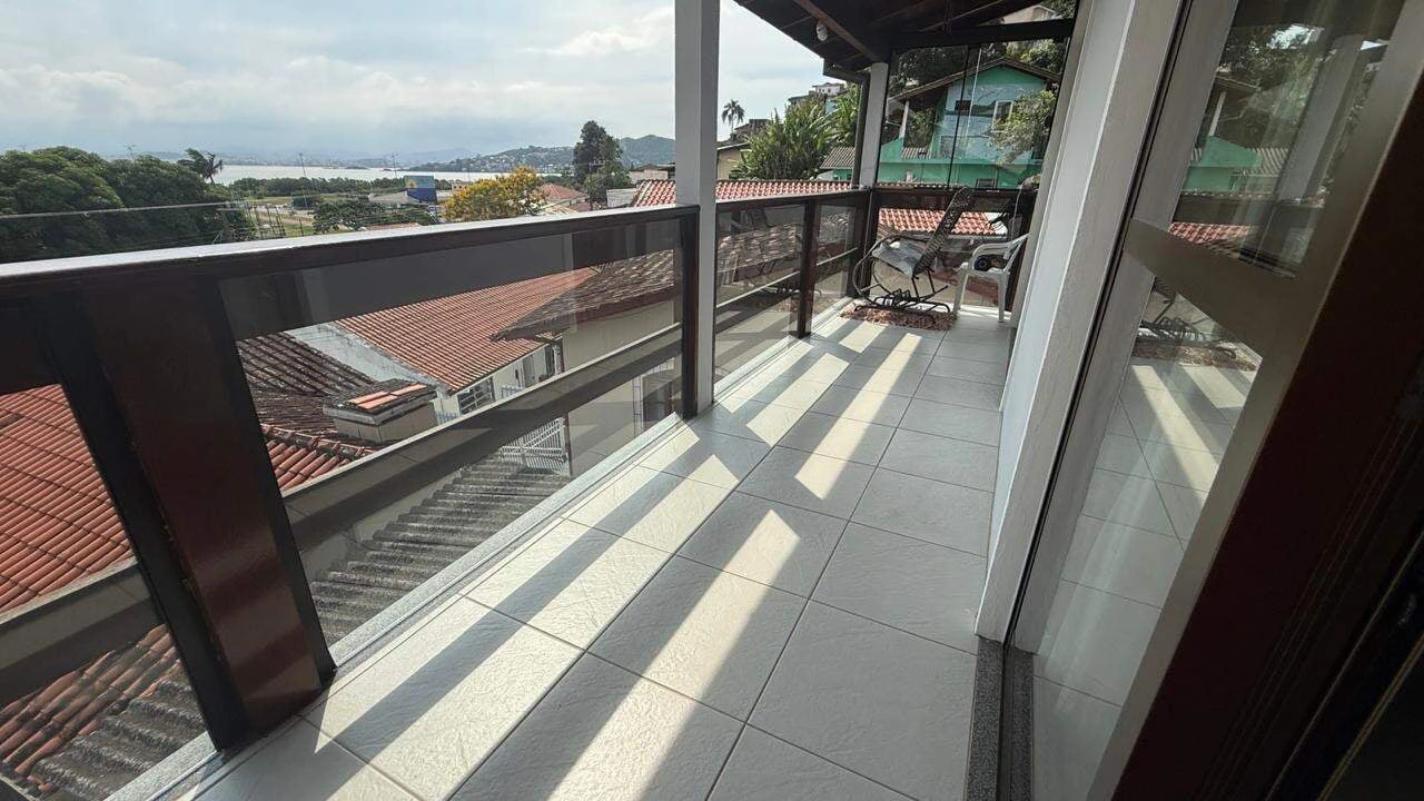 Ventanales de piso a techo y 3 dormitorios: casa de 60 m² — photo 15