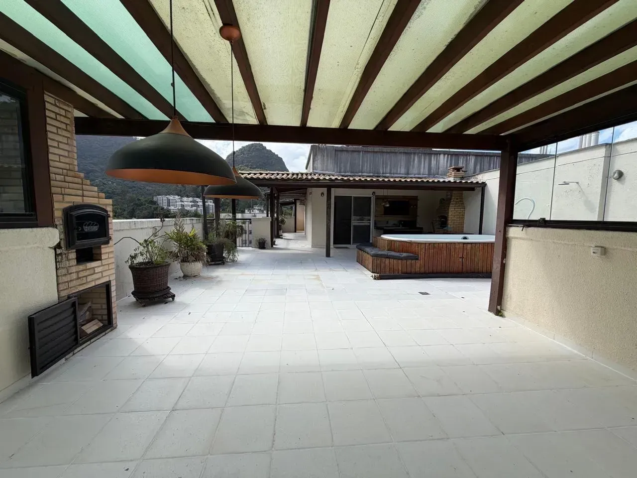 4-bedroom apartment with a closed-in balcony — photo 5