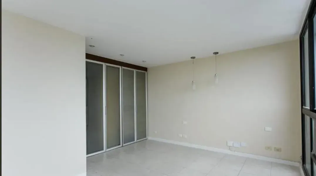 Apartment with 3 bedrooms and city plus water views — photo 12
