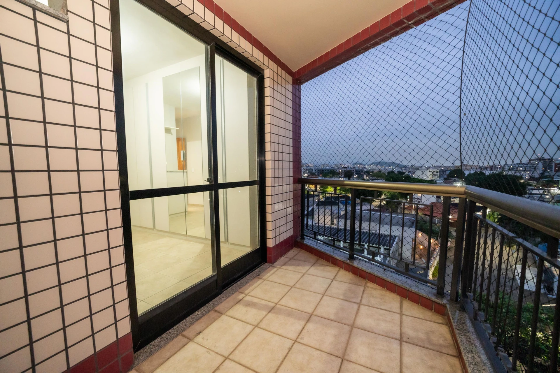 Glass-enclosed balcony in a 4-bedroom apartment, 110 m² — photo 49