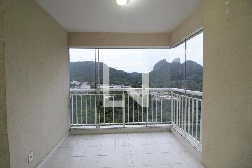 Glass-enclosed balcony in a 2-bedroom apartment, 62 m²