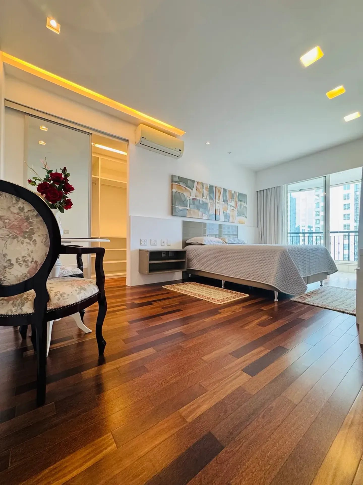 Furnished apartment, 295 m², with floor-to-ceiling windows — photo 18