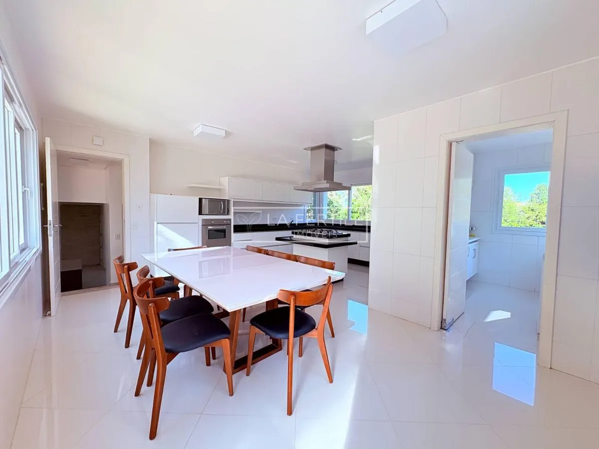 Будинок на 5 спалень із 2 ванними при кімнаті, 400 м² — photo 9