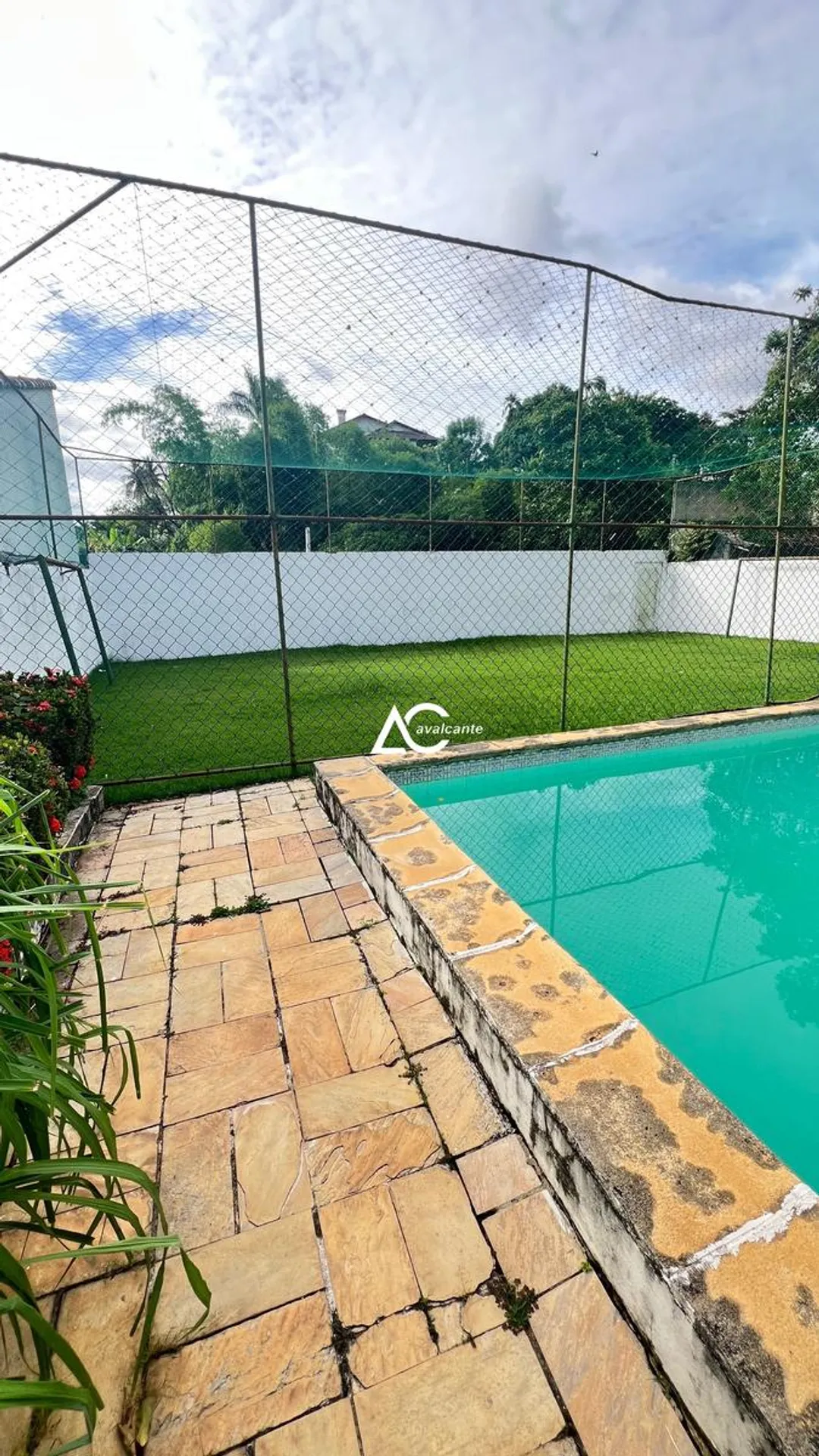 House with 5 bedrooms and 5 bathrooms plus a pool — photo 56