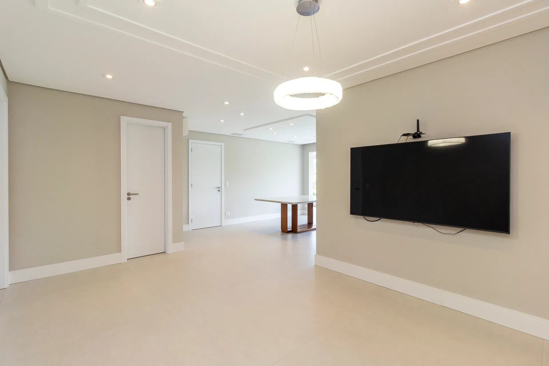 Unfurnished 4-bedroom apartment with 5 bathrooms — photo 25