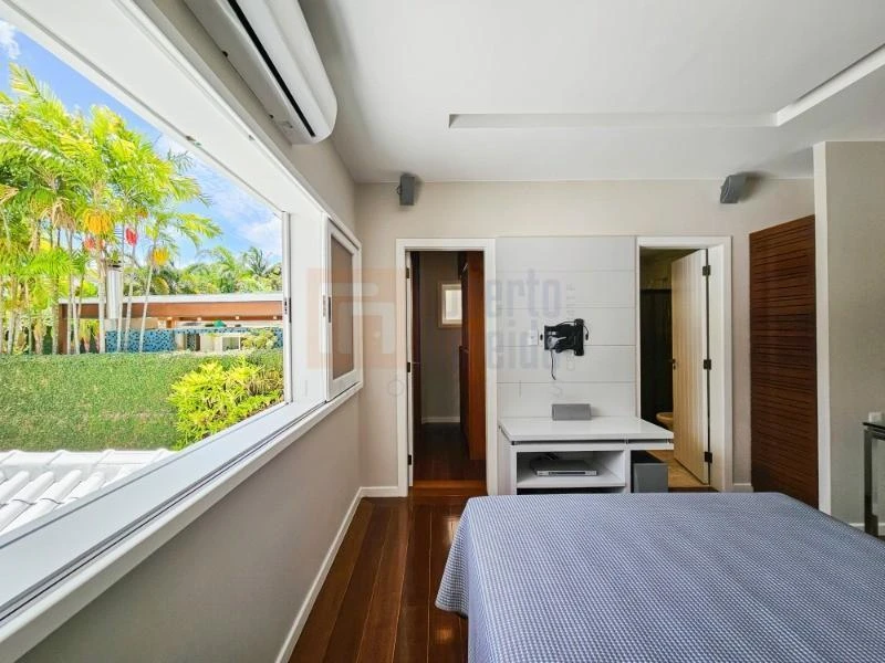832 m² house with 6 bedrooms and an open-plan kitchen — photo 34