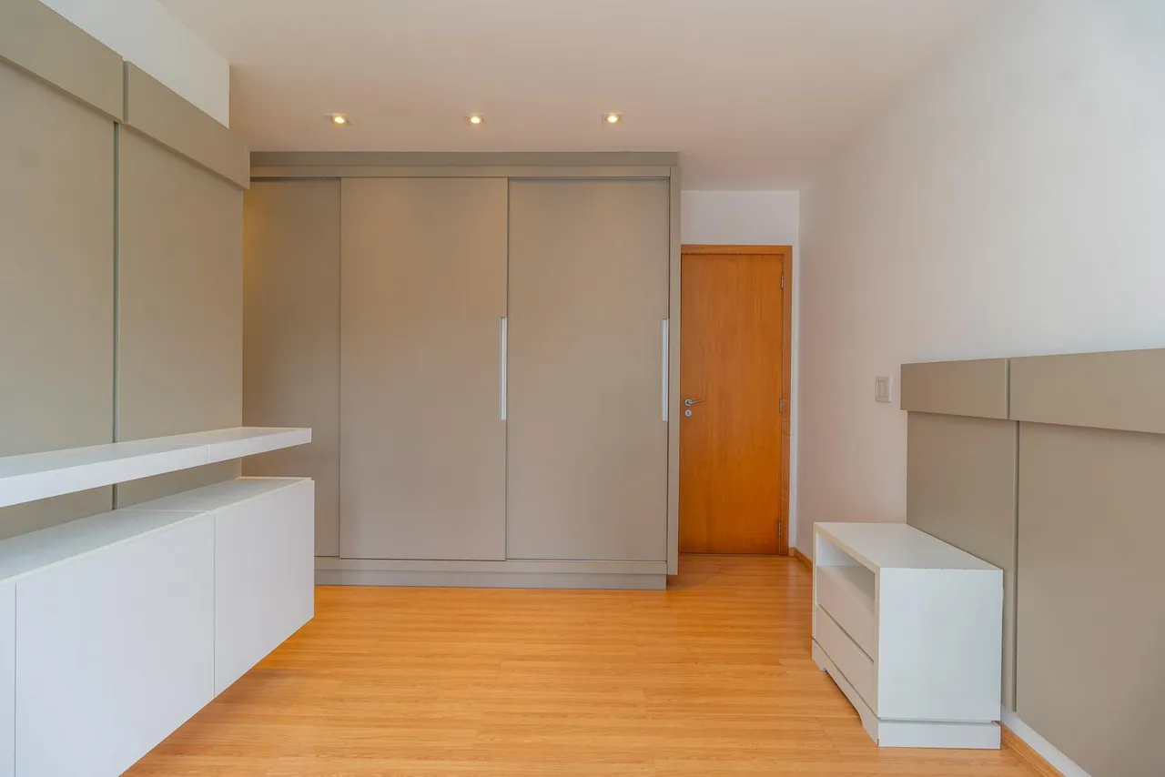 Unfurnished 3-bedroom apartment with glass balcony — photo 11