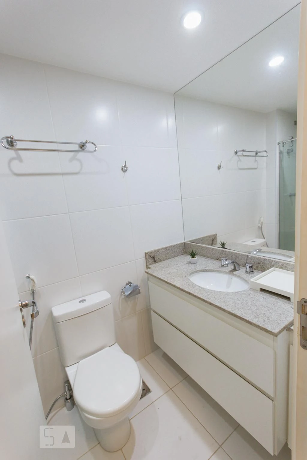 60 m² apartment with a walk-in closet and a home office — photo 2