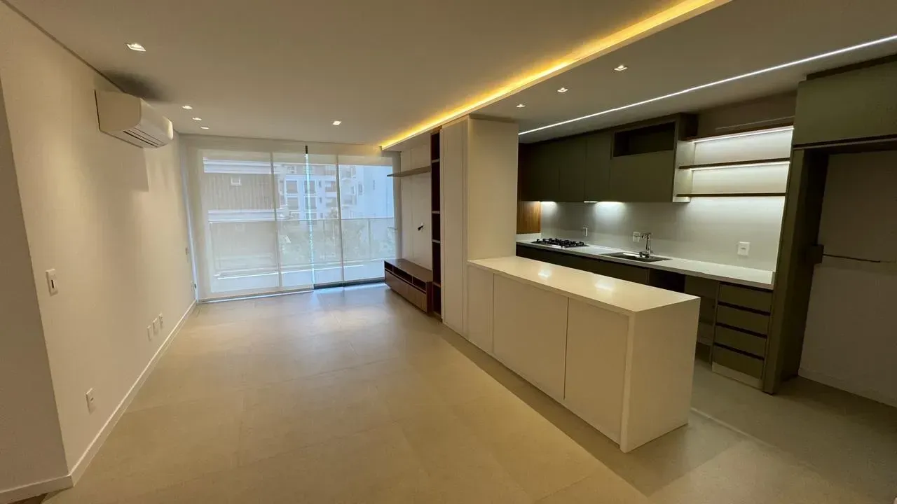 Walk-in closet in a 3-bedroom apartment, 136 m² — photo 23