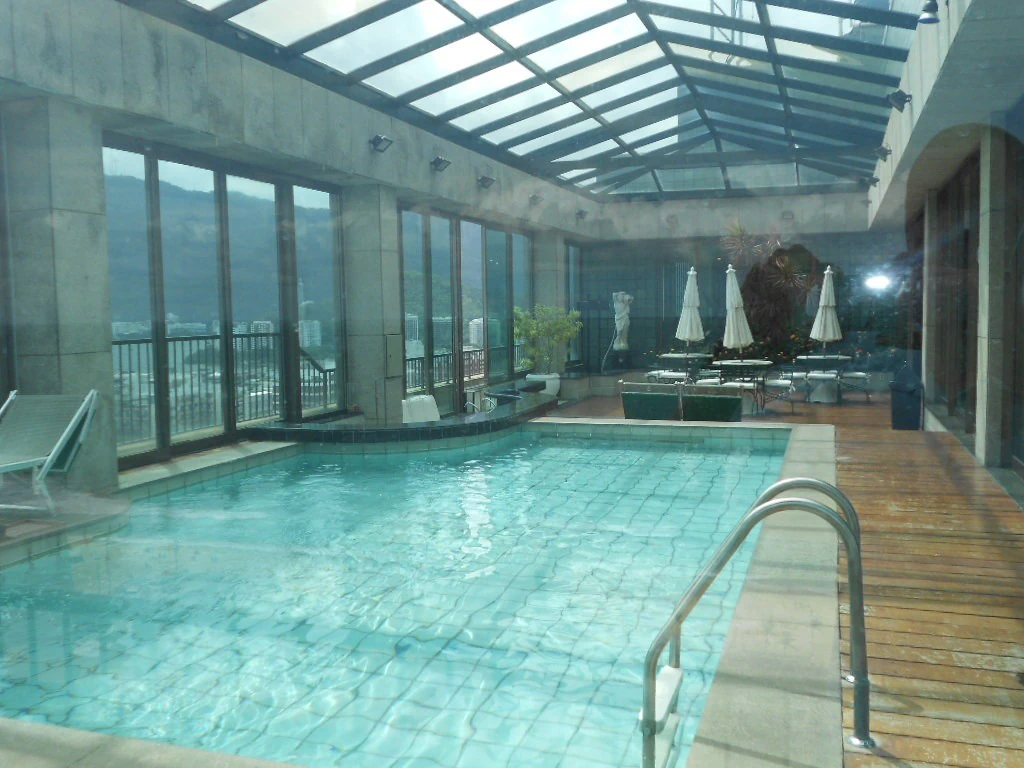 Furnished 2-bedroom apartment with 2 en-suites and balcony — photo 4