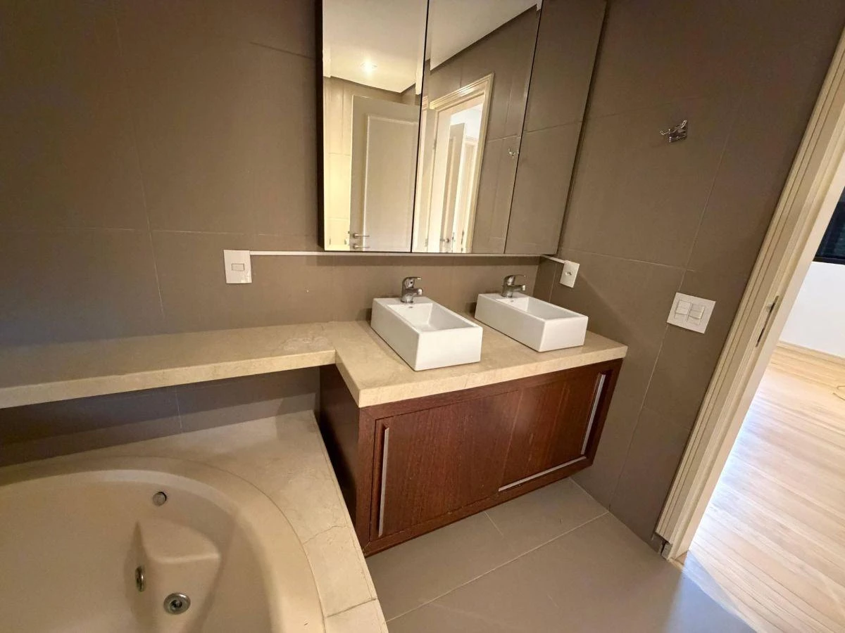 4-bedroom house with a bathtub — photo 33