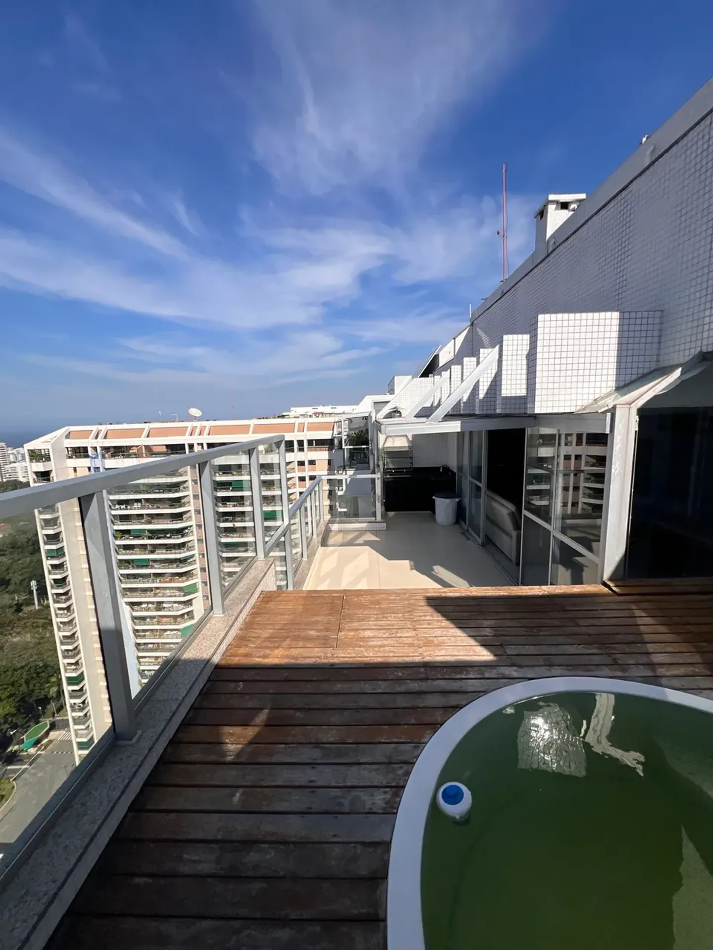 Apartment with 3 bedrooms and 5 bathrooms plus a terrace