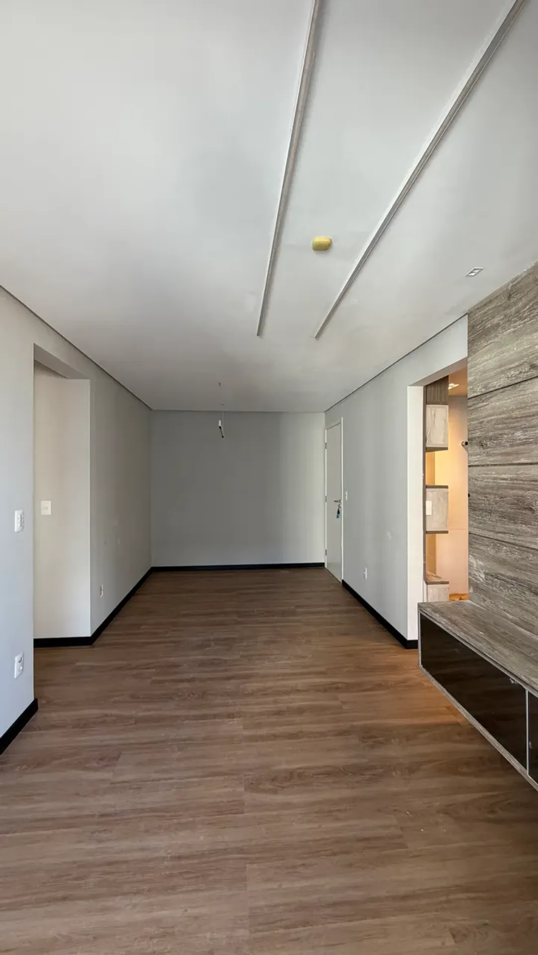 Glass-enclosed balcony in a 3-bedroom apartment, 72 m²