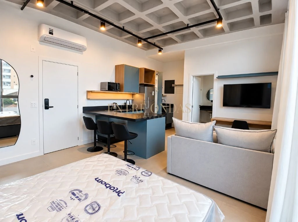 One-bedroom apartment with floor-to-ceiling windows — photo 3