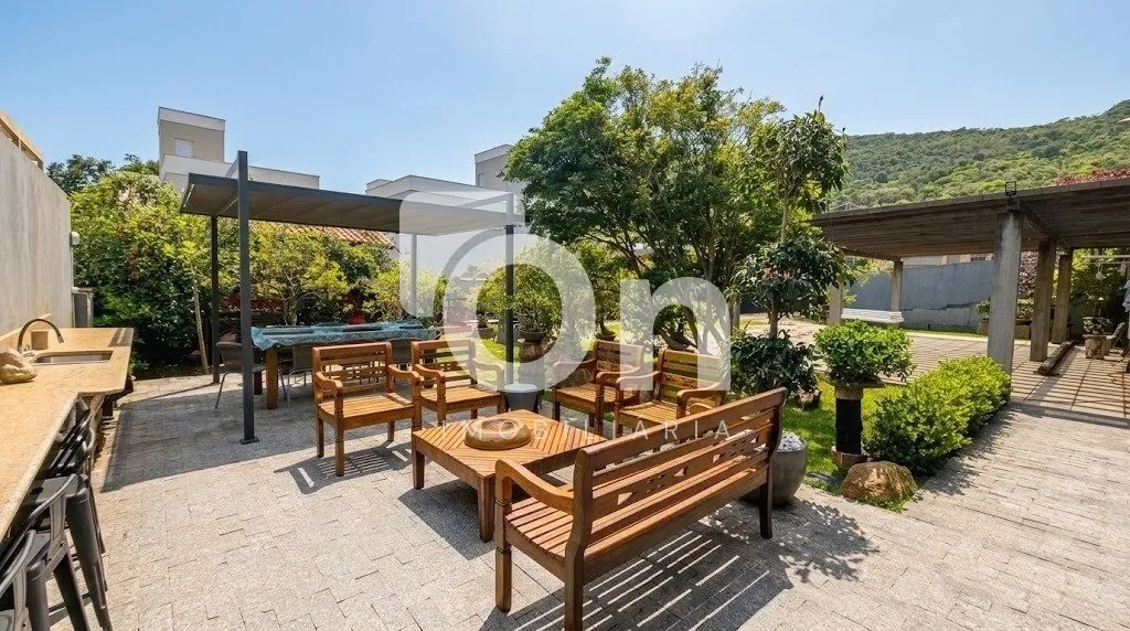 2-bedroom house with a mountain view in Florianópolis — photo 33
