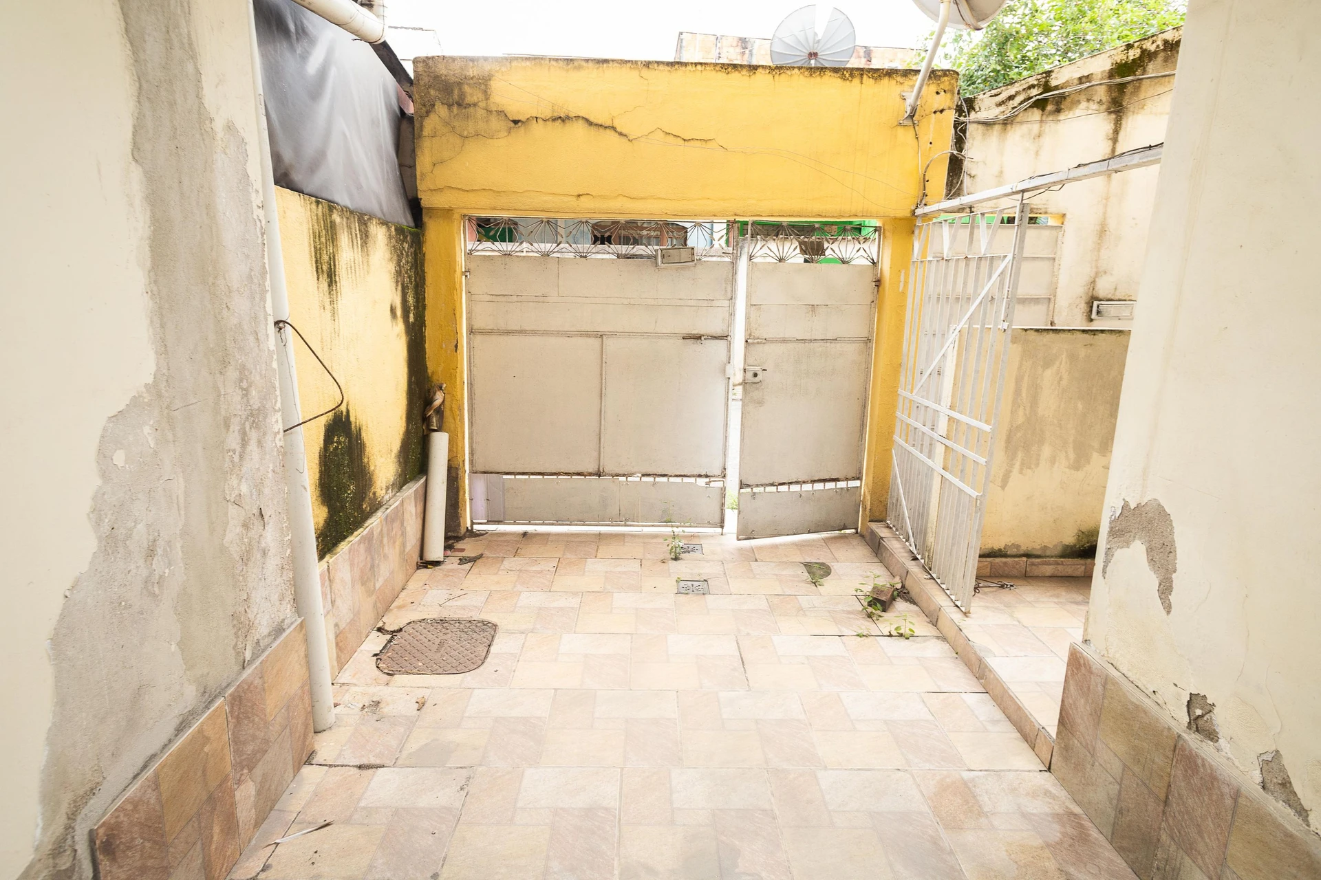 House with 3 bedrooms, 1 en-suite, and private yard — photo 20