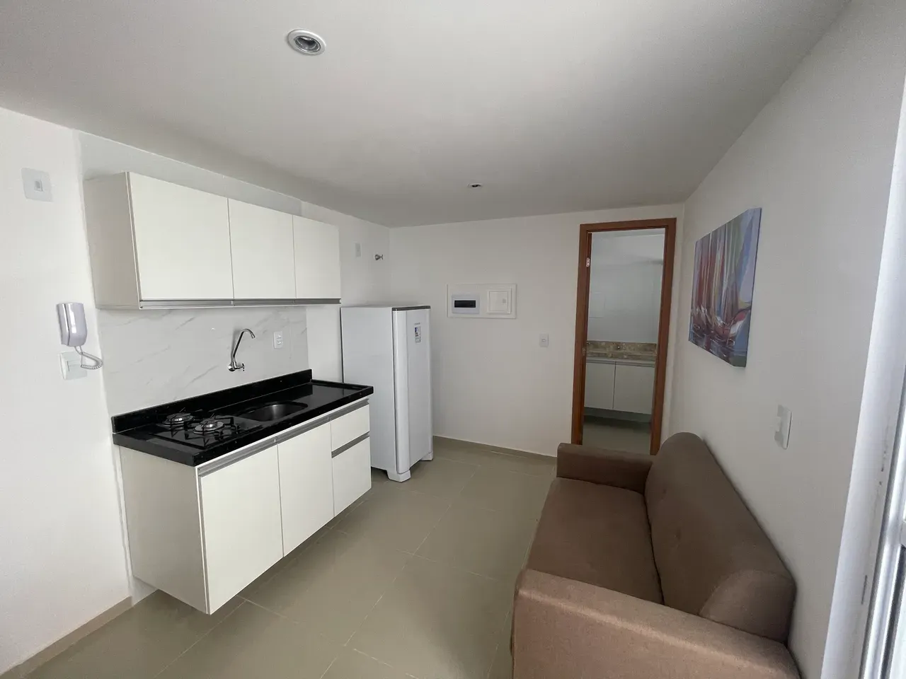 Furnished 1-bedroom apartment with open-plan kitchen — photo 2